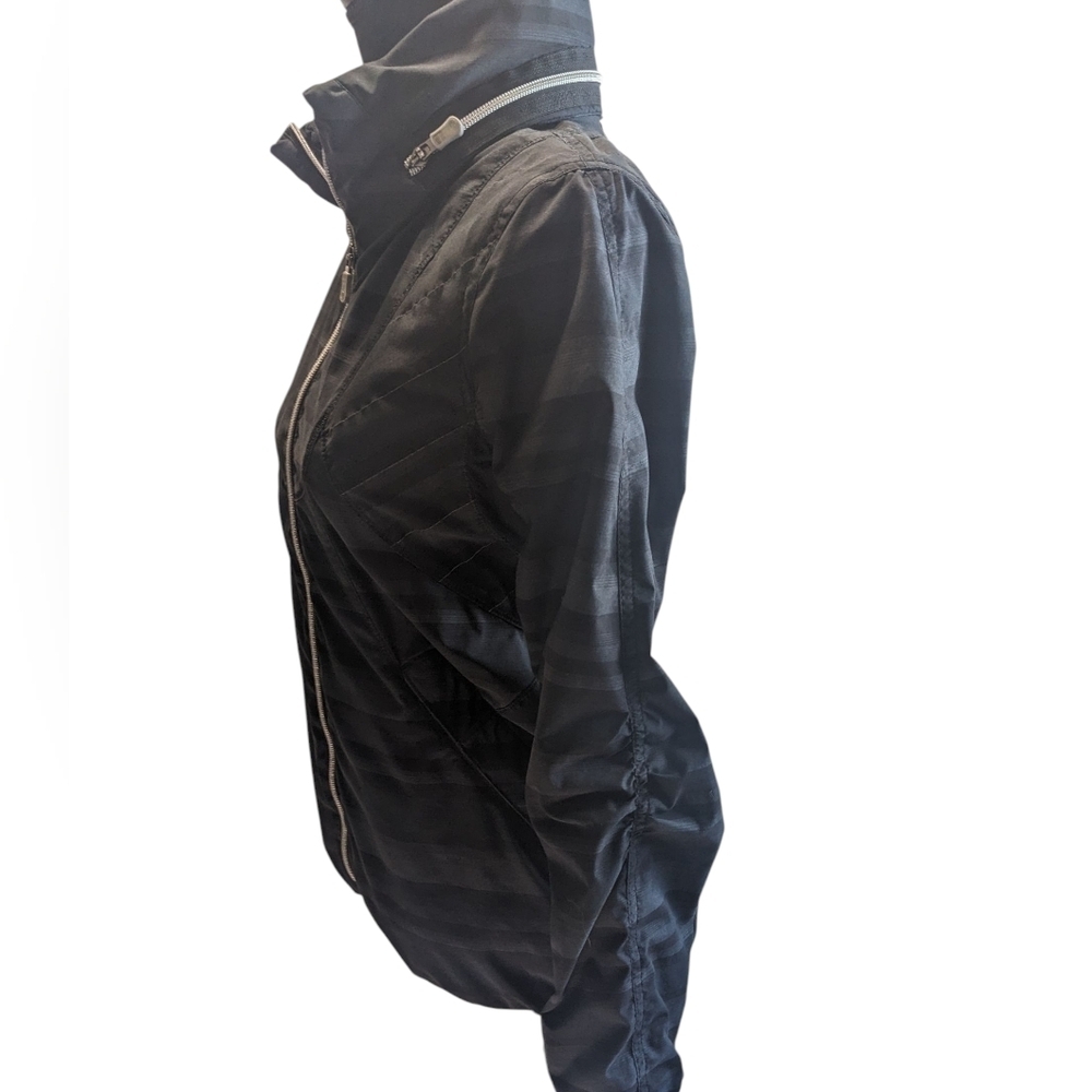 Lululemon Rare Run Hustle Black Jacket Micro Reflective Strip Hood Size 4 - Picture 6 of 16